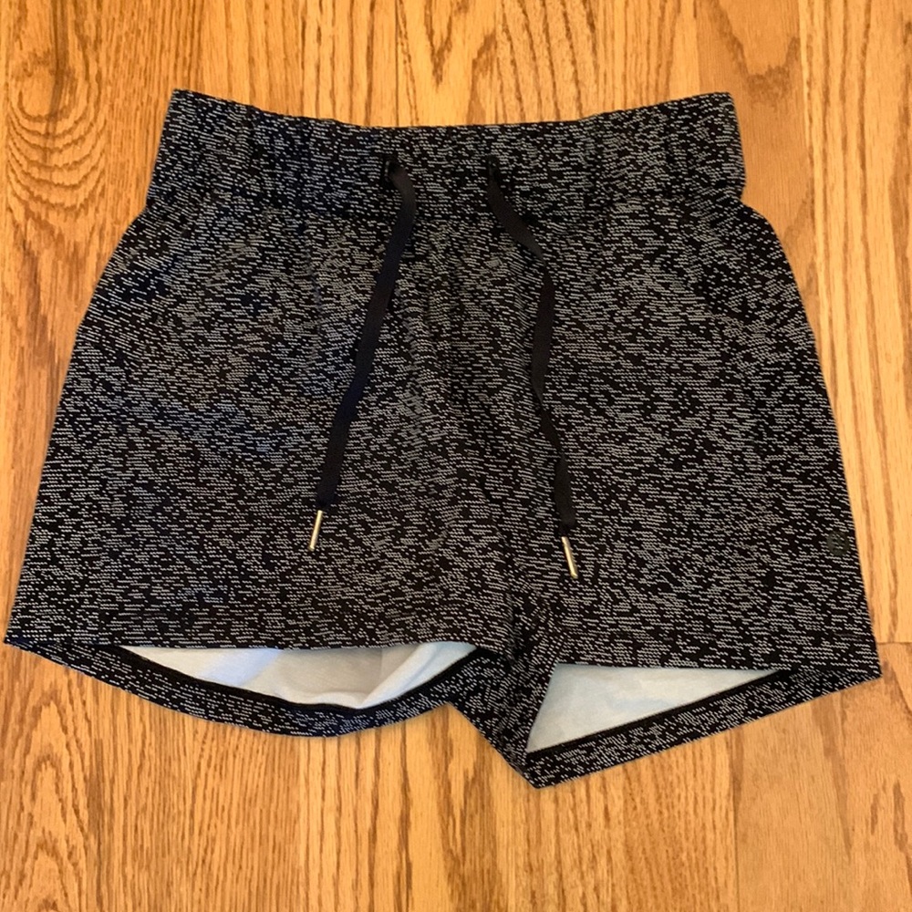 Lululemon on the move shorts 4", black and white, size 4